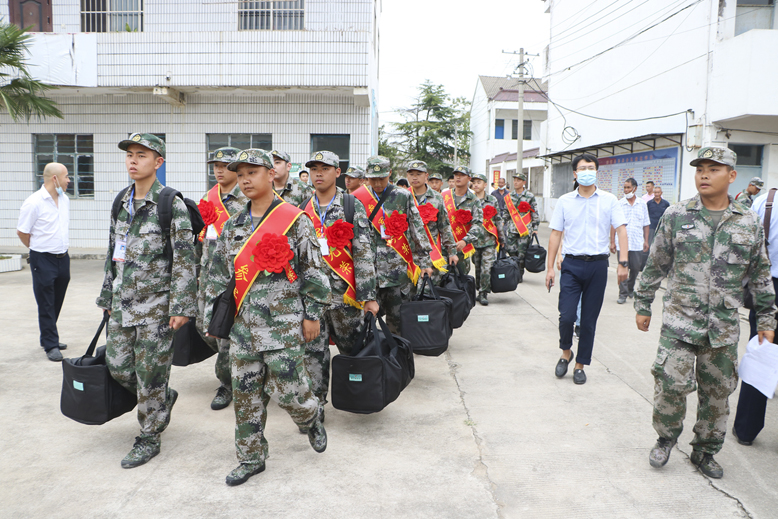 我县今年第一批新兵奔赴军营