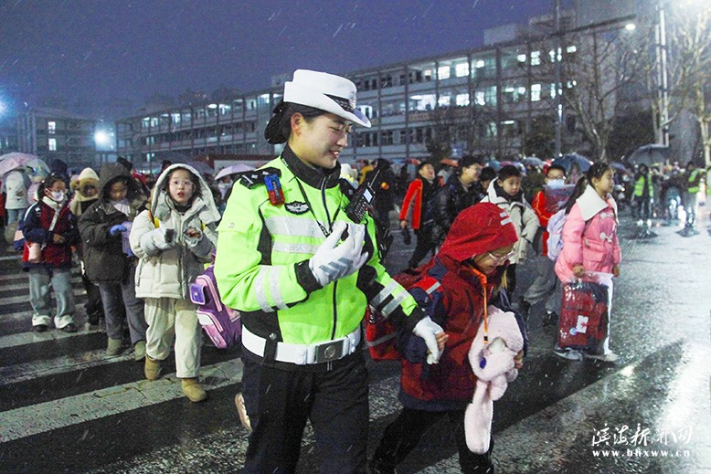 县公安局交通警察大队站好“护学岗”