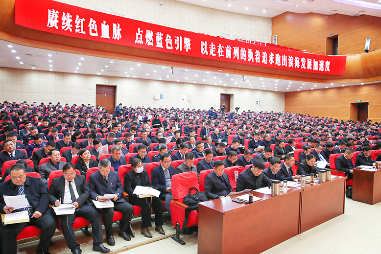 参加县委十三届六次全会与会人员认真聆听县委全会报告