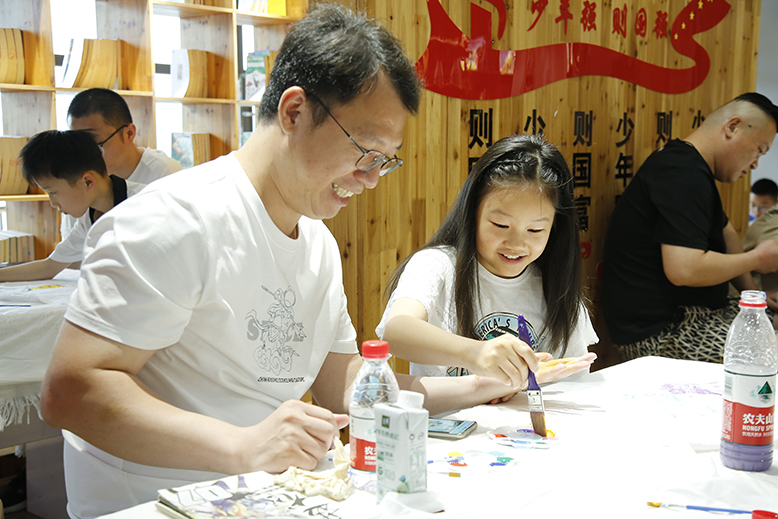“父爱如‘衫’感恩永存”亲子T恤彩绘活动
