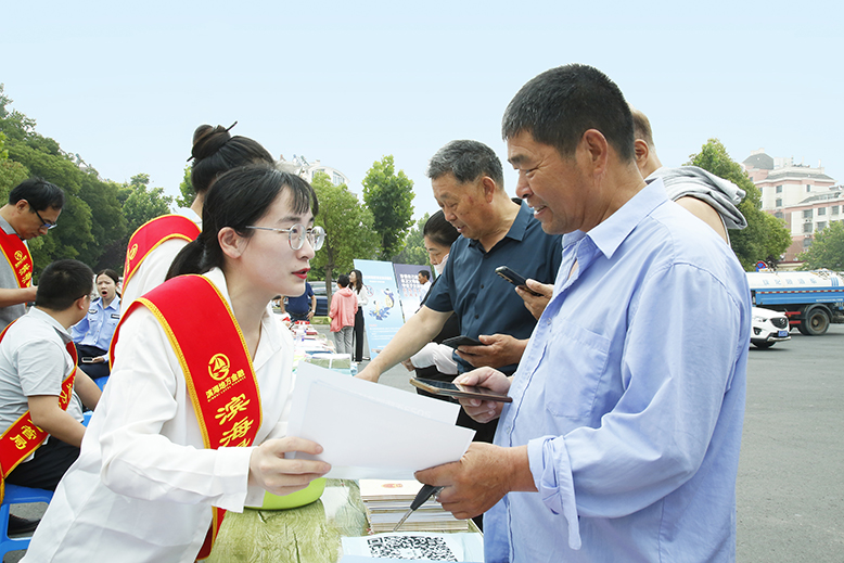 我县举行“守住钱袋子护好幸福家”防范非法集资及金融领域平安建设广场宣传日活动