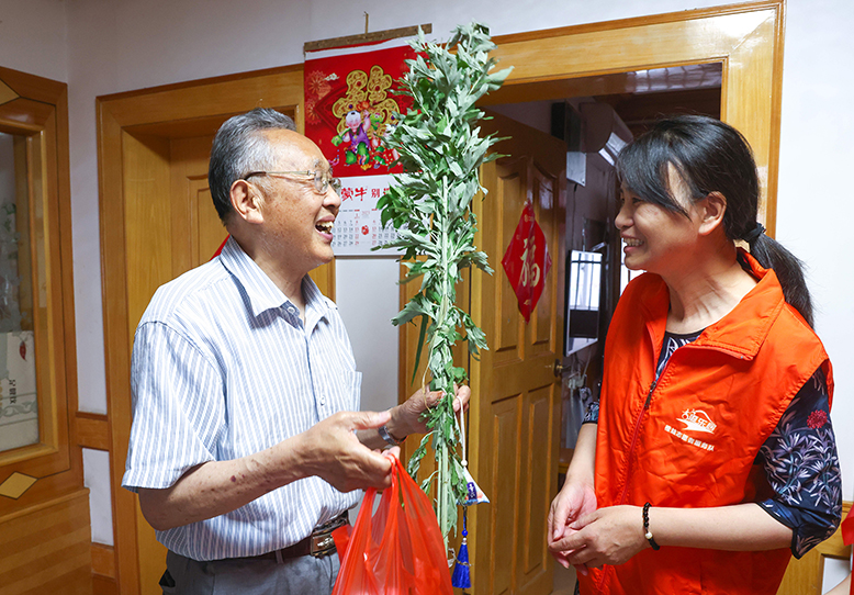 滨海澄乐居居家养老服务中心举办“粽叶飘香话端午”及慰问老年人活动