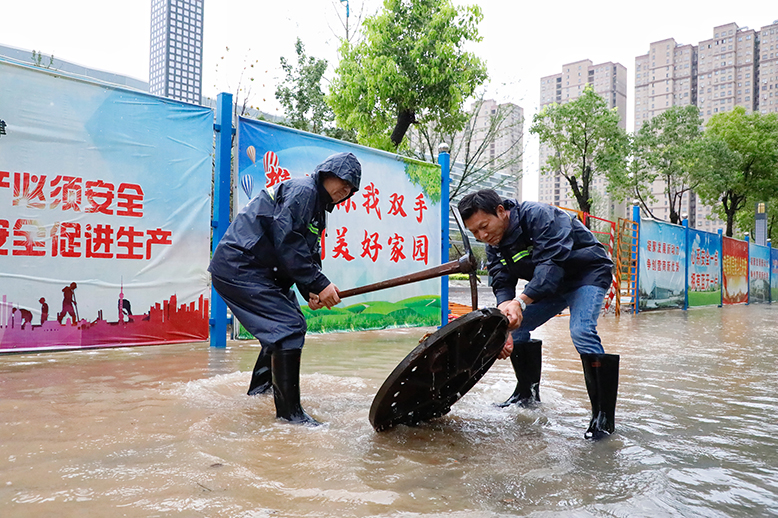 县住建局组织人力突击抢排积水路段