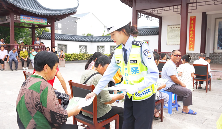 县公安局交警大队深入到农户家中宣讲交通安全常识