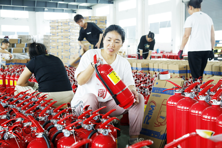 县工业园各生产企业掀起大干当前的热潮