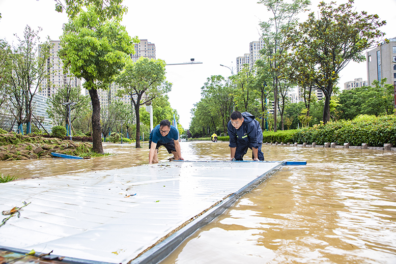 多部门积极组织排除路面积水