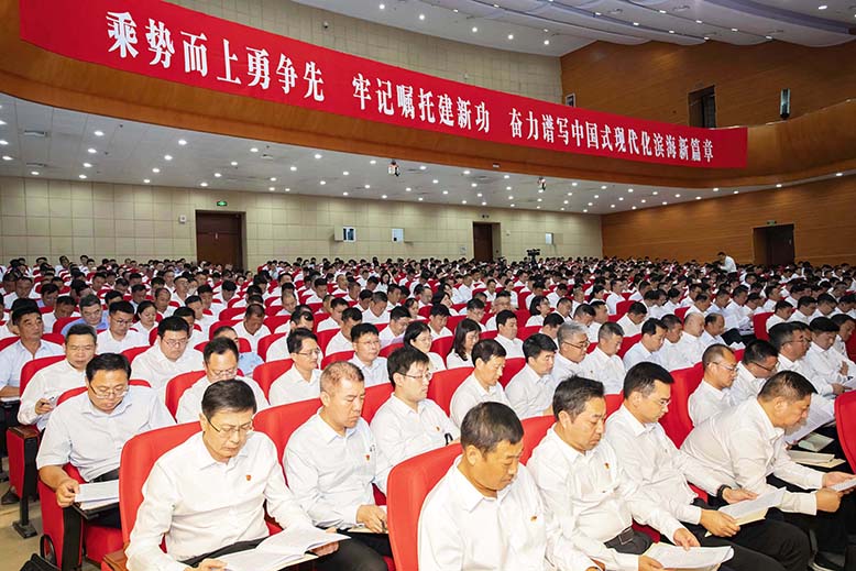 参加县委十三届五次全会的与会人员认真聆听县委全会报告