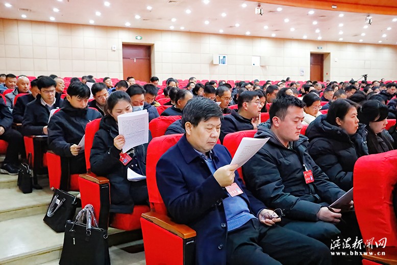 政协委员认真聆听大会报告