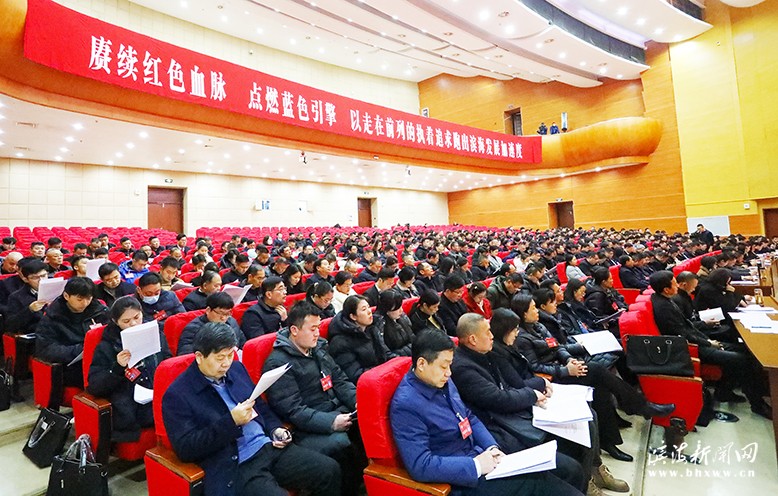 政协委员认真聆听县委书记吴启标讲话