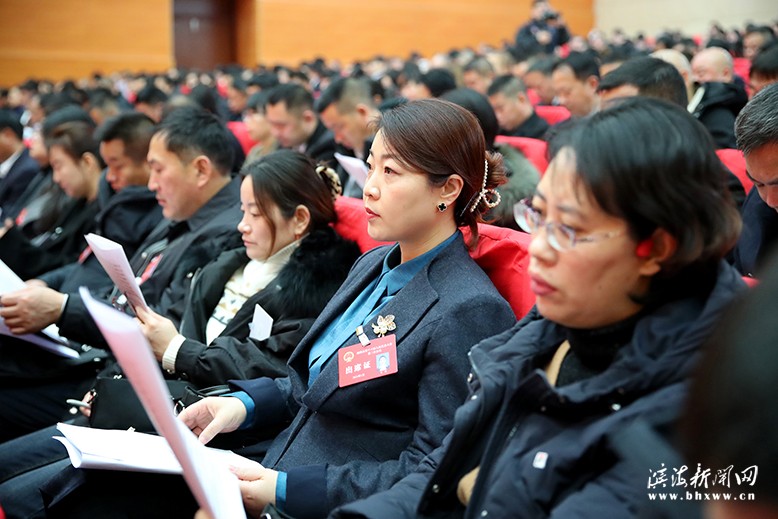 人大代表认真聆听大会报告