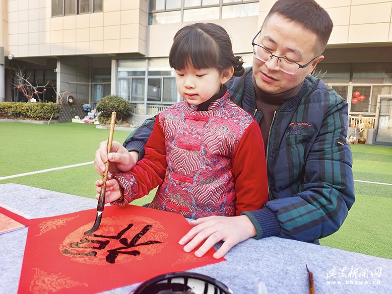 县机关幼儿园举行“迎新年、福来到”亲子活动