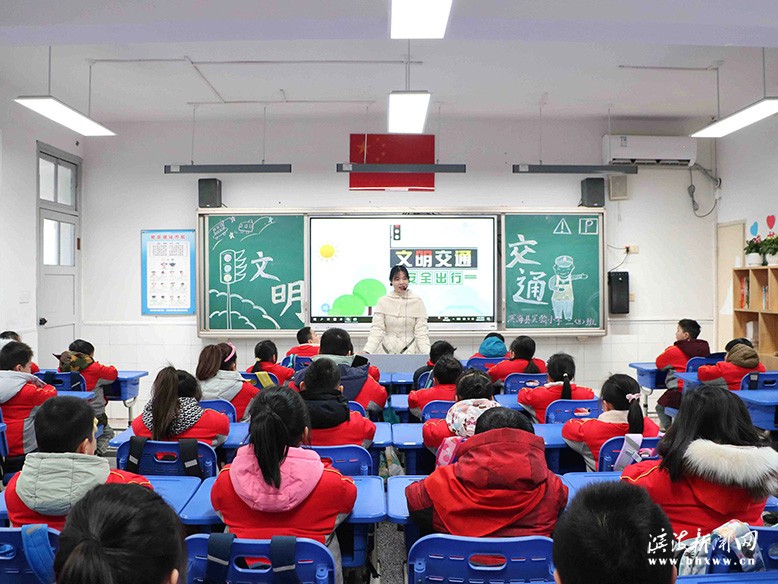 我县中小学校迎来春季新学期报到日