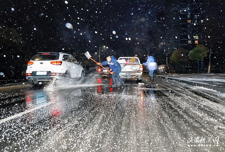 县城管局全力做好清雪除冰工作
