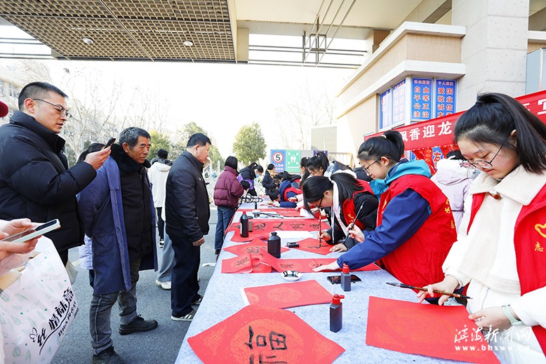 县一中中市路南校区组织开展“丹墨飘香迎龙年挥毫写福送春联”活动