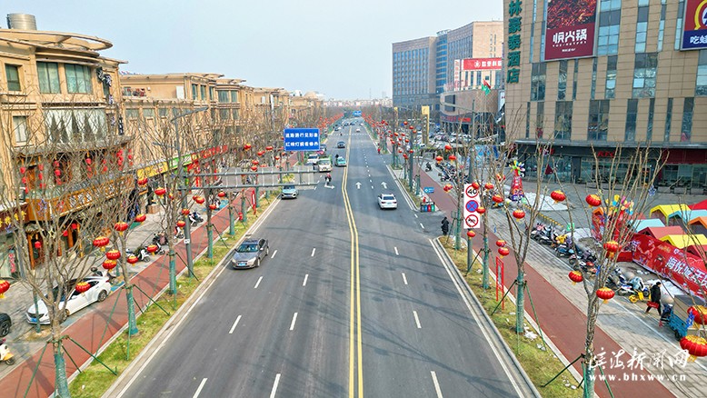 我县城乡各地张灯结彩、装扮一新